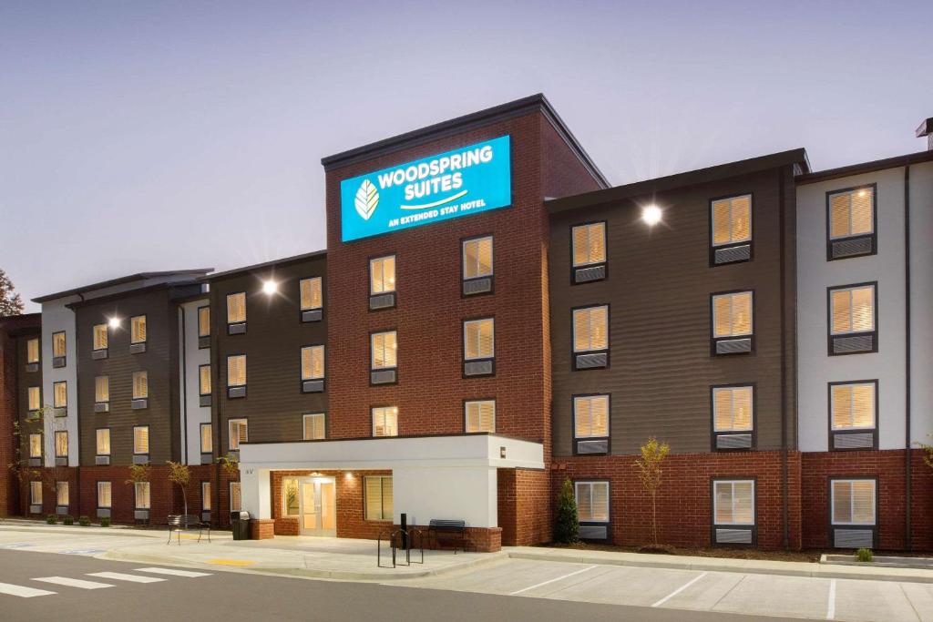 海厄茨维尔WoodSping Suites Washington DC East Arena Drive的一座大砖砌建筑,上面有蓝色标志