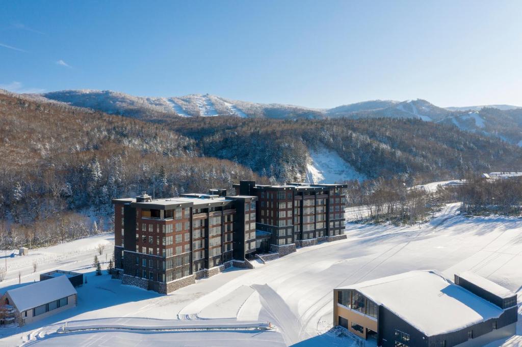 赤井川Yu Kiroro, Ski-in Ski-out Luxury Residences的雪地中度假村的空中景观