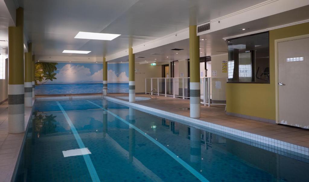 悉尼菲奥里公寓的一座拥有海洋壁画的大型游泳池