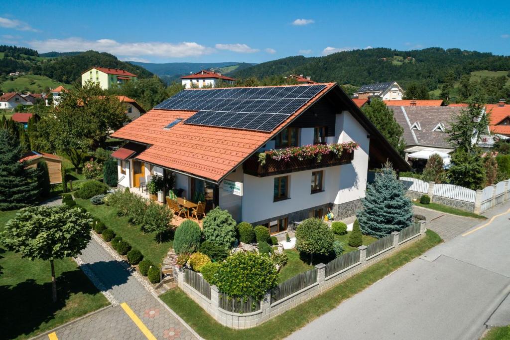 兹雷切Zimzeleni Apartments的屋顶上设有太阳能电池板的房子