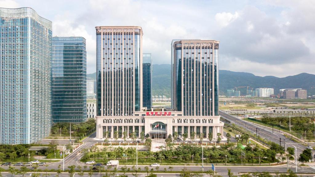 珠海珠海横琴乾元酒店的城市中一群高大的建筑