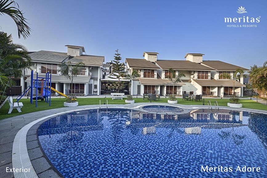 罗纳瓦拉Meritas Adore Resort的房屋前的大型游泳池