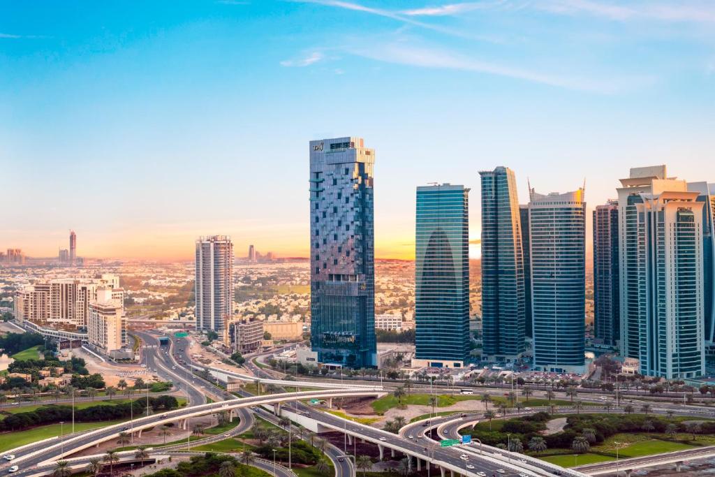 迪拜Taj Jumeirah Lakes Towers的城市天际线,高楼和高速公路
