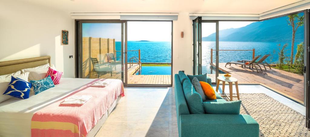 卡斯Mandalina Suites的一间卧室配有一张床,享有海景