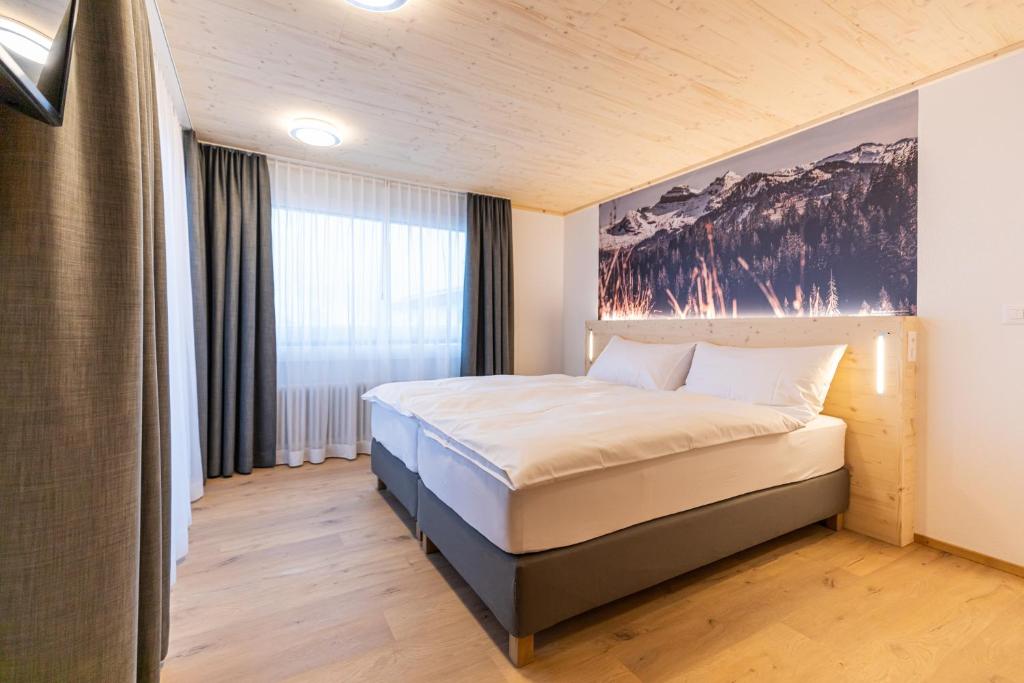 Oberiberg罗格斯图可酒店的一间卧室配有一张壁画床