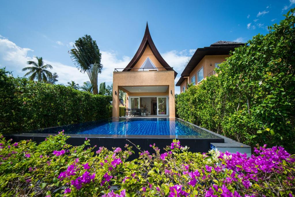 象岛Blue Chill private Pool Villa - Koh Chang的花卉花园中带游泳池的房子