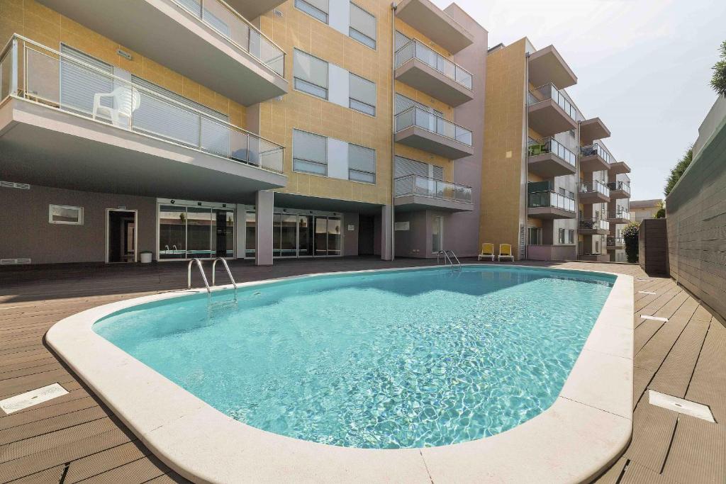 圣马蒂纽·杜·波特Baia Residence 3 - Holiday Apartments - By SCH的大楼前的游泳池