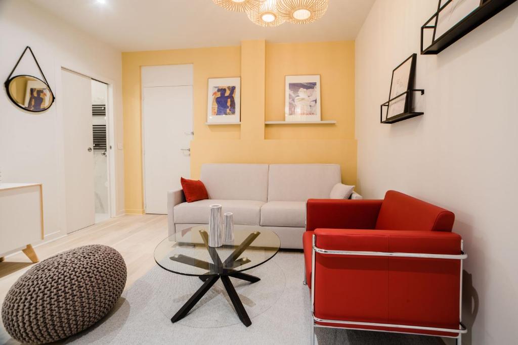 巴黎SUITE ELUARD au cœur de la Rive Gauche, neuf, design, 2-4 personnes的客厅配有白色沙发和红色椅子