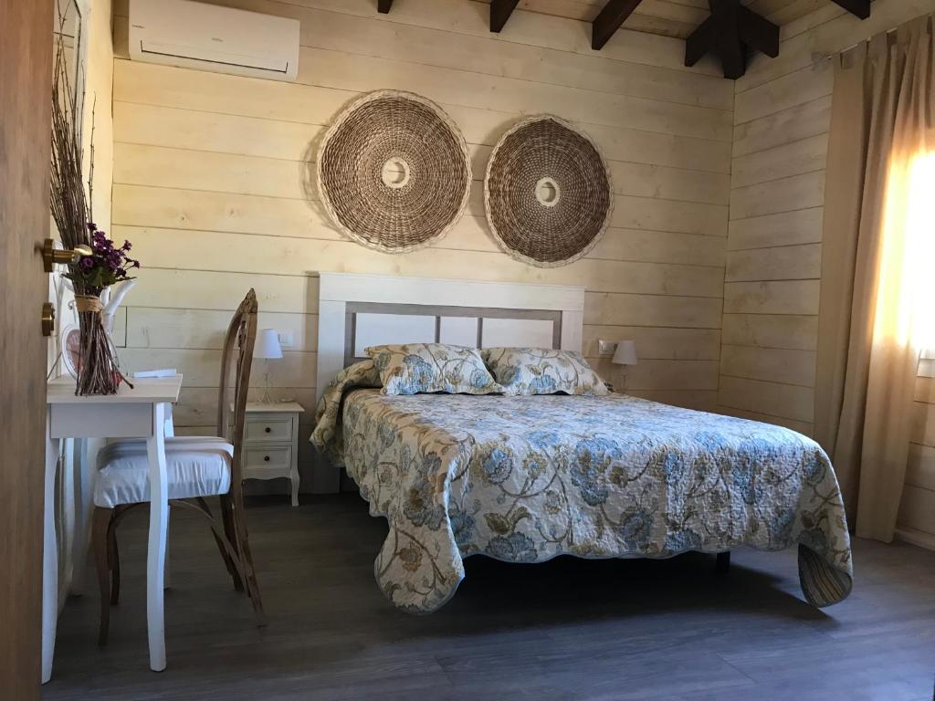 马德里德霍斯Casa rural Vega alta的一间卧室配有一张床和一张桌子及椅子
