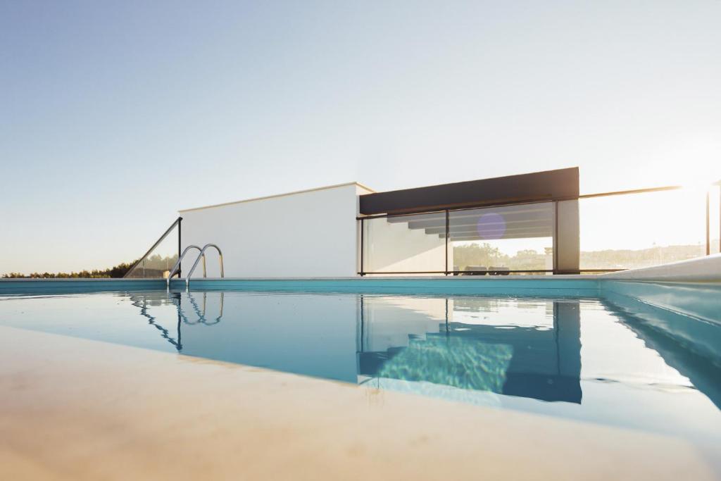 Salir de PortoJanelas de Salir- Holiday Apartments - By SCH的一个带玻璃屋的游泳池