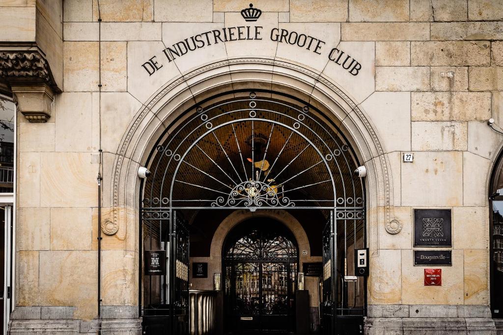 阿姆斯特丹 27号酒店 - 世界小型豪华酒店的一座拥有音乐红树林俱乐部入口的建筑