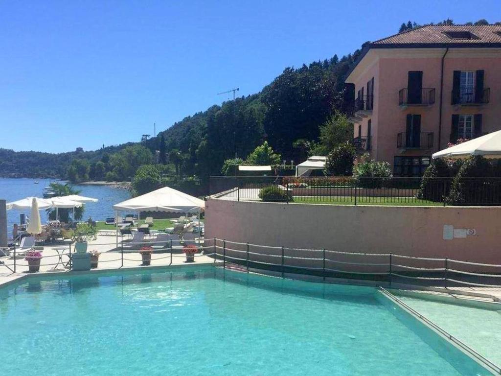 梅纳Brand new and elegant residence on Lake Maggiore的大楼前的大水池