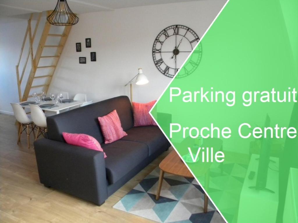 里尔Apartment Lille - Proche métro - Stationnement gratuit的客厅配有沙发和桌子