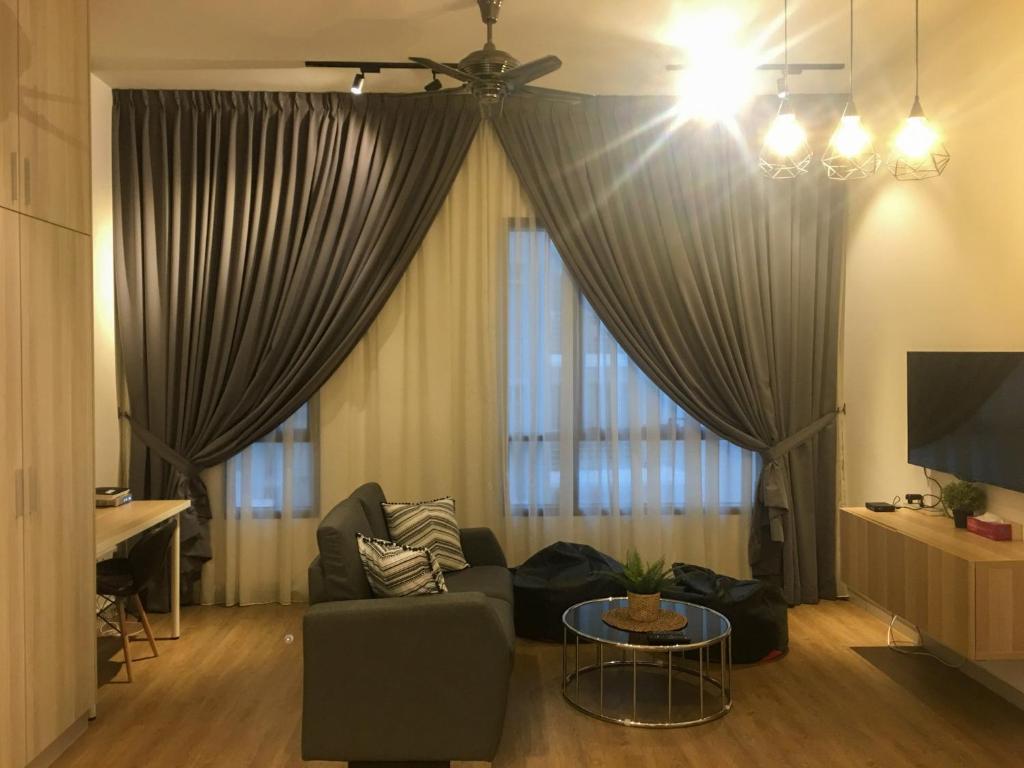 史里肯邦安武吉加里尔/矿山附近扎雅公寓的客厅配有沙发和桌子