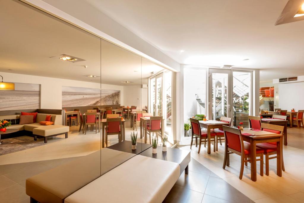 克诺克－海斯特悠幽酒店的餐厅设有桌椅和沙发。