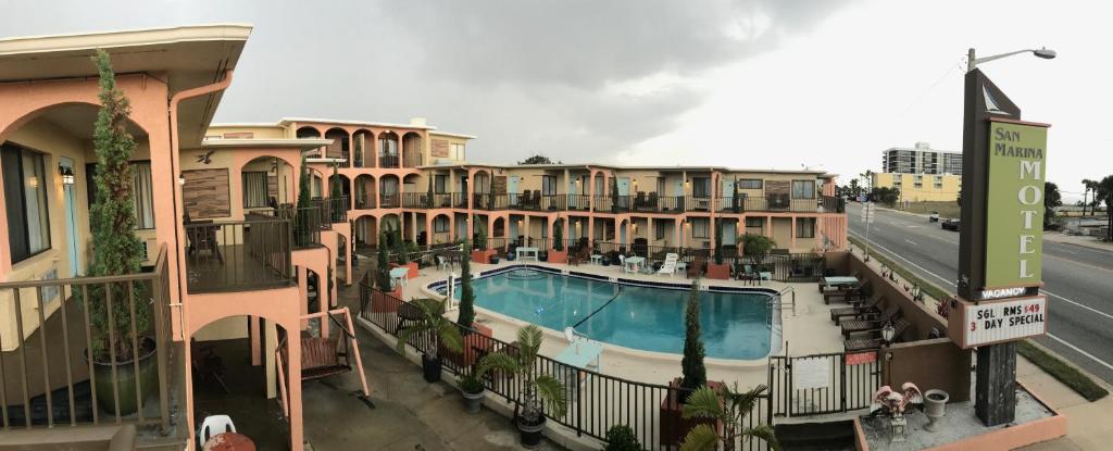 代托纳海滩代托纳圣马瑞娜汽车旅馆的享有酒店空中美景,设有游泳池