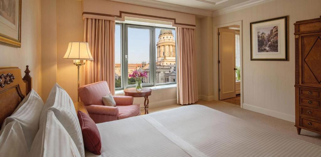 柏林Regent Berlin, an IHG Hotel的卧室配有床、椅子和窗户。