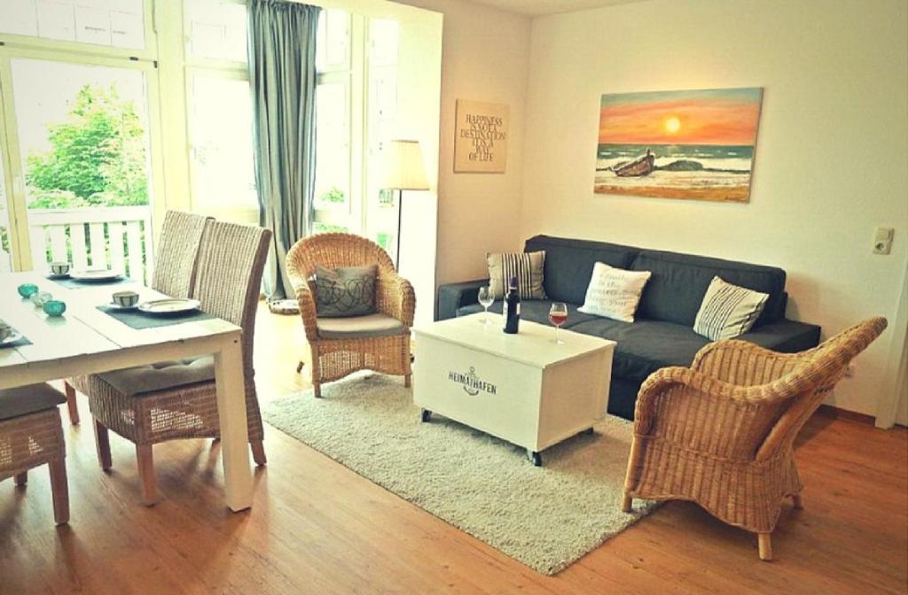奥斯赛拜-屈隆斯博恩Ferienwohnung Beach Loft im Haus Kühlung的客厅配有沙发、椅子和桌子