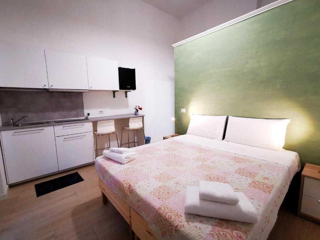 米兰Modern Studio Apartments的一间卧室配有带毛巾的床