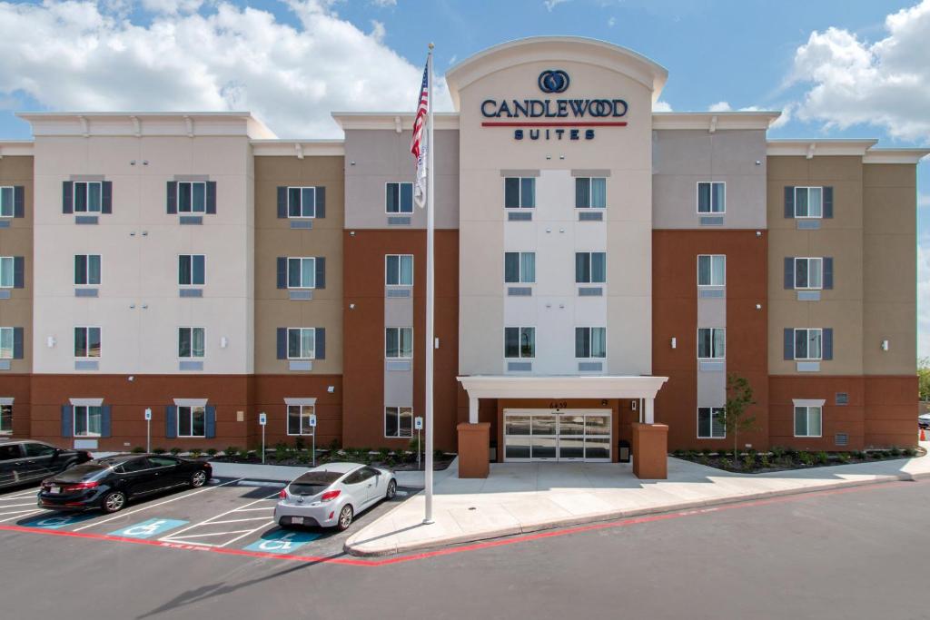 圣安东尼奥Candlewood Suites - San Antonio Lackland AFB Area, an IHG Hotel的把汽车停在停车场的酒店 ⁇ 染成 ⁇ 形