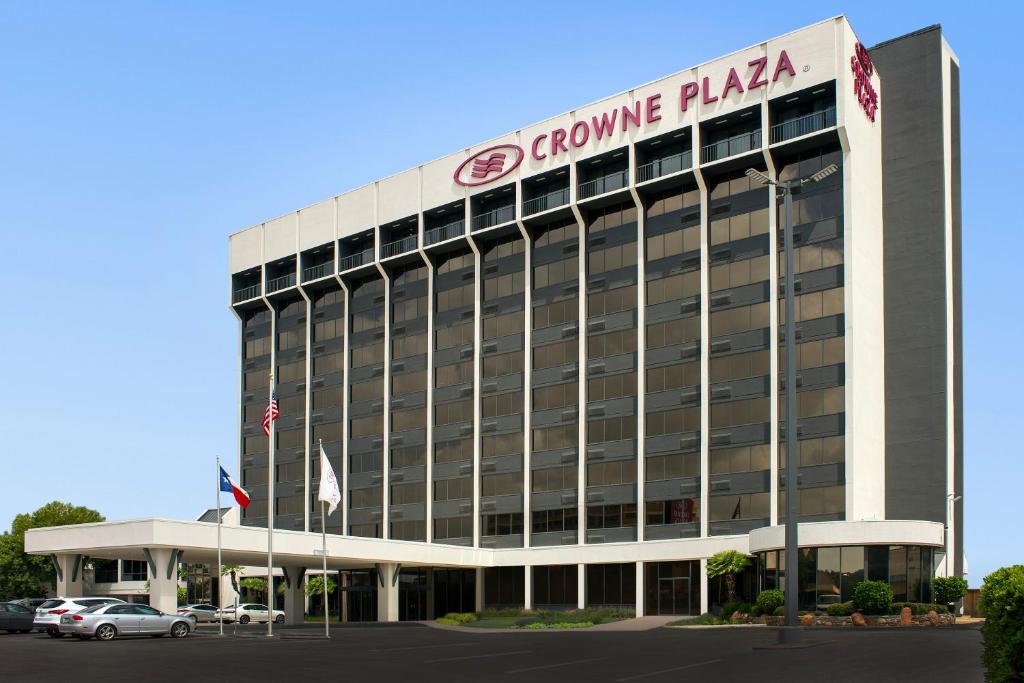 圣安东尼奥Crowne Plaza San Antonio Airport, an IHG Hotel的上面有标志的建筑