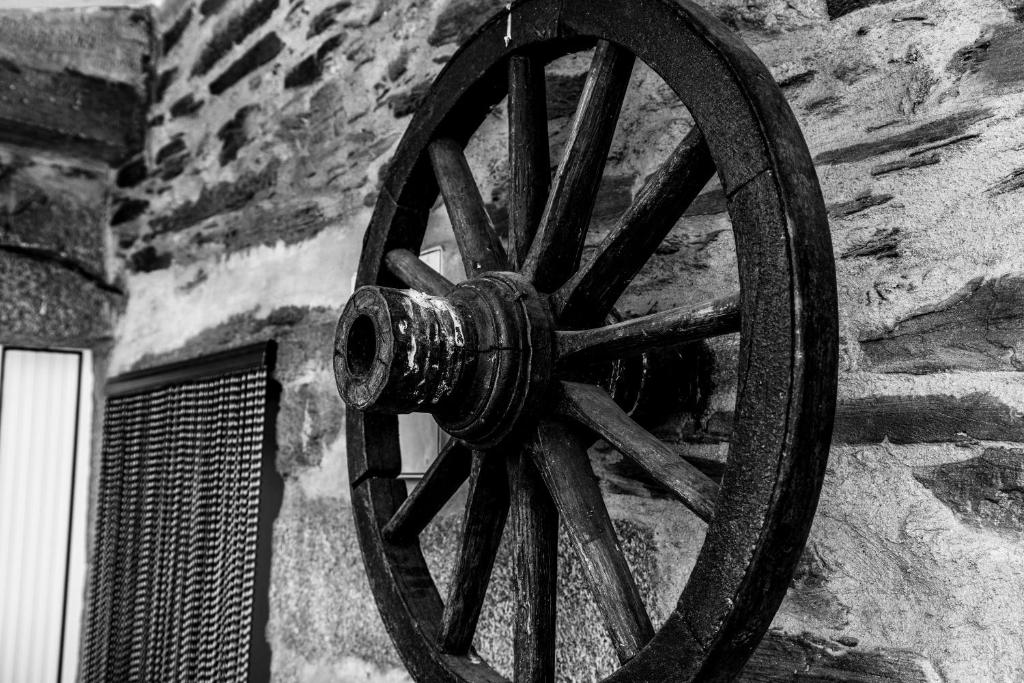 维拉·雷阿尔Casa da Passagem的木车轮,附在石墙上