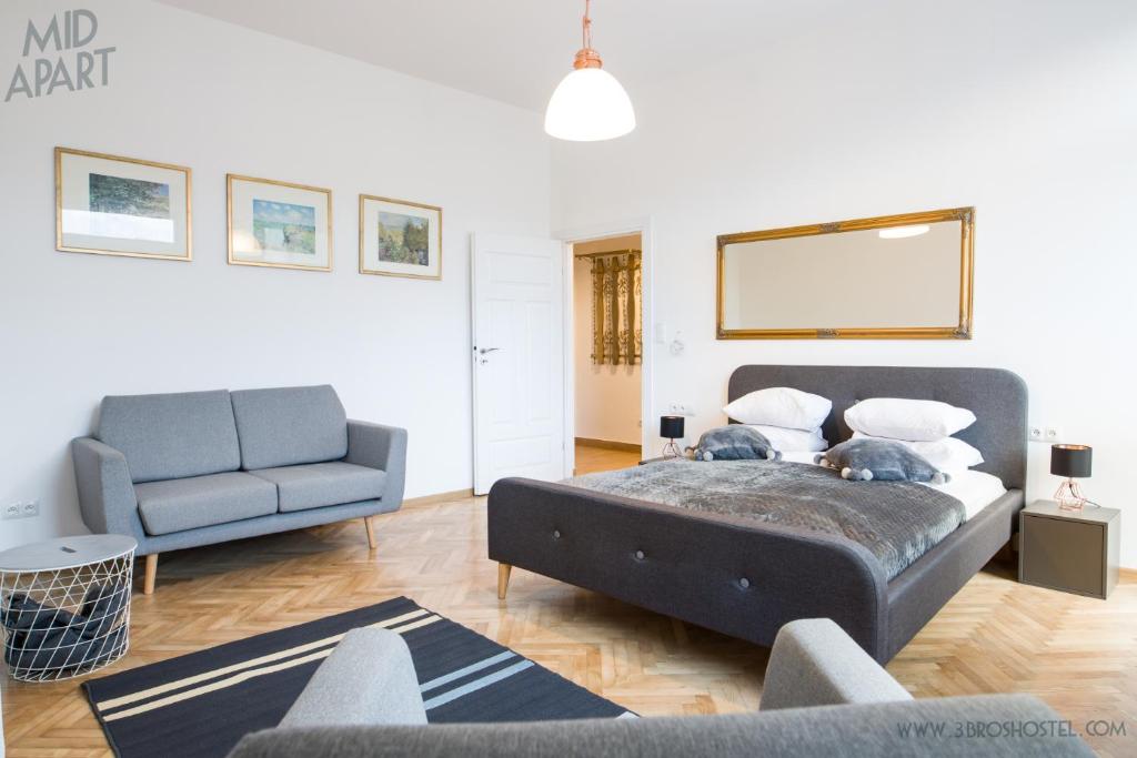 切申Mid Apart Mennicza Cieszyn的一间卧室配有一张大床和一张沙发