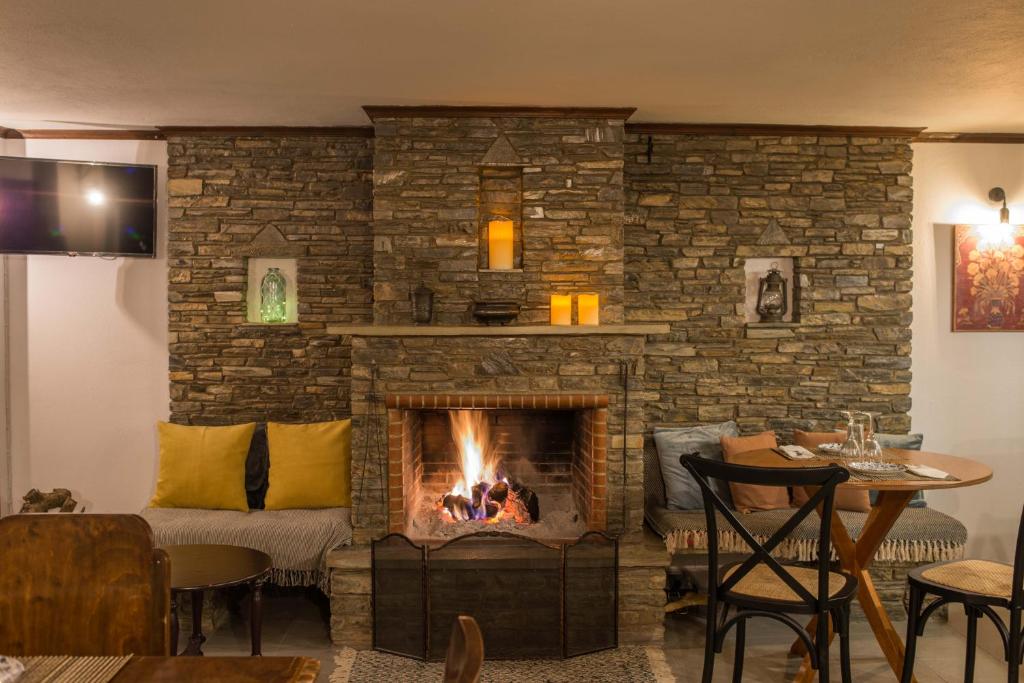 马克里尼撒Charis Guesthouse的客厅设有壁炉和沙发。
