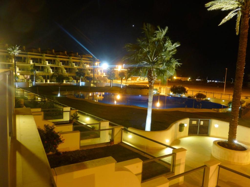 塔里法Casa Valdevaqueros的棕榈树的夜间酒店景色