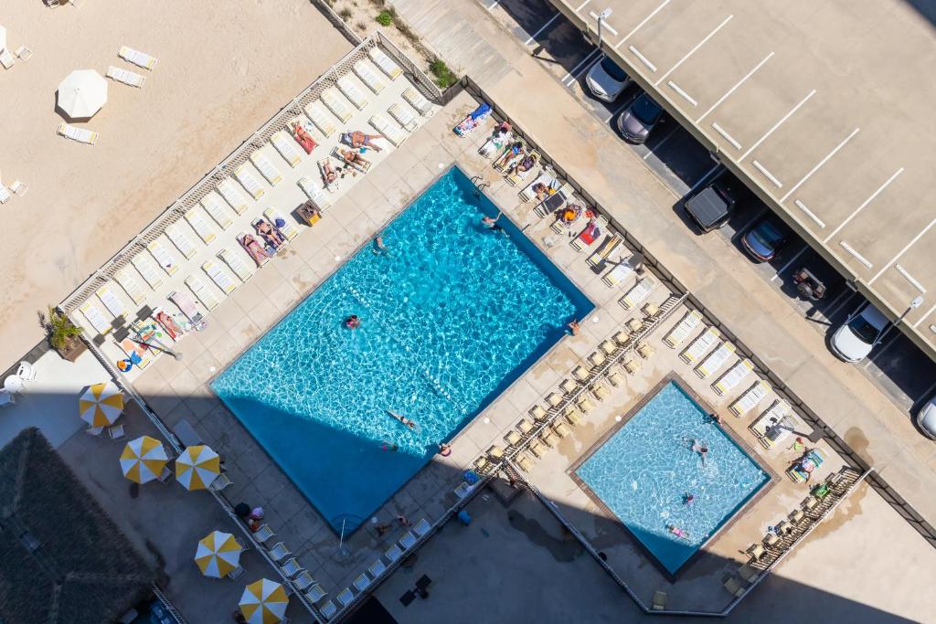 大洋城Golden Sands的海滩上两个游泳池的顶部景色