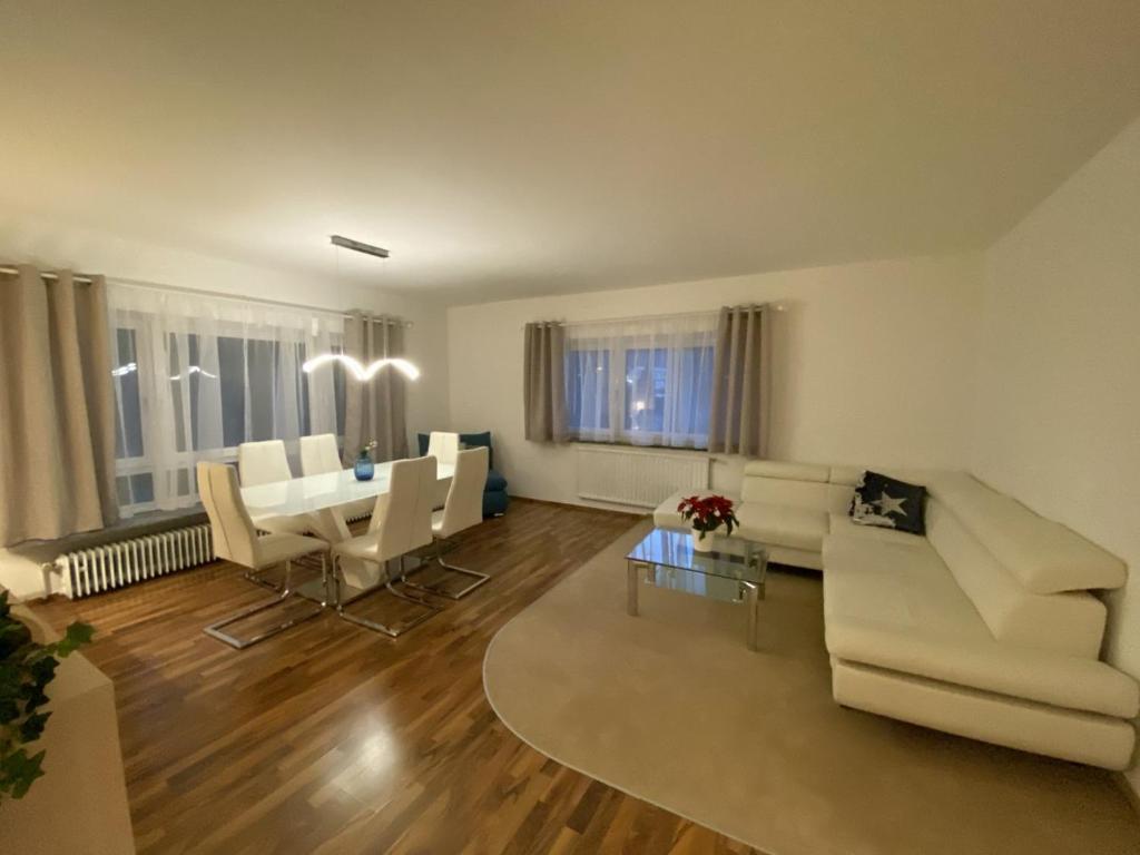 比绍夫斯霍芬Apartment Bischofshofen的客厅配有白色的沙发和桌子