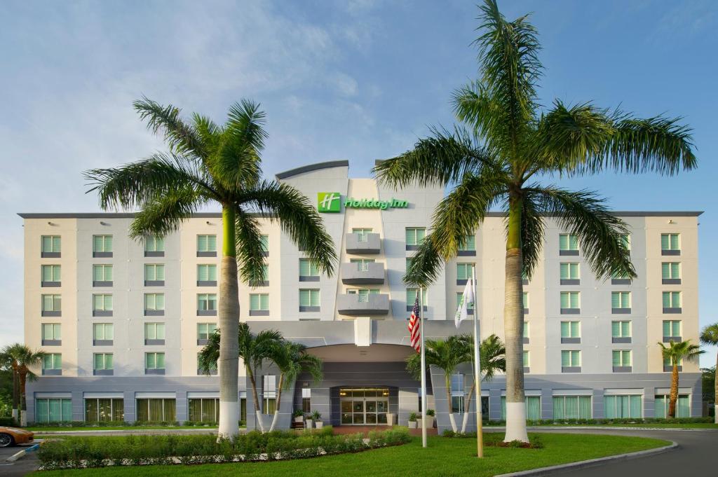迈阿密Holiday Inn Miami-Doral Area, an IHG Hotel的前面有棕榈树的酒店