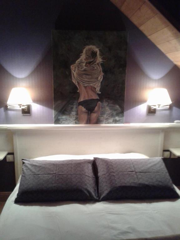 奥特罗特Gite Habsiger的一间在浴室里放着一张女人的照片的卧室