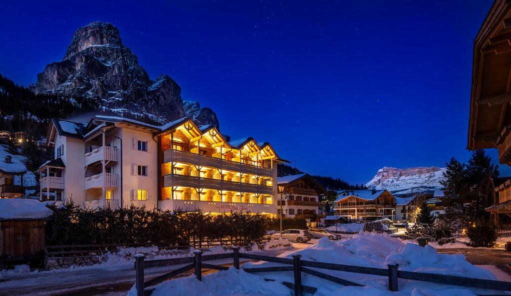 科瓦拉因巴迪亚Hotel Gran Fanes的和山一起在雪中过夜的酒店