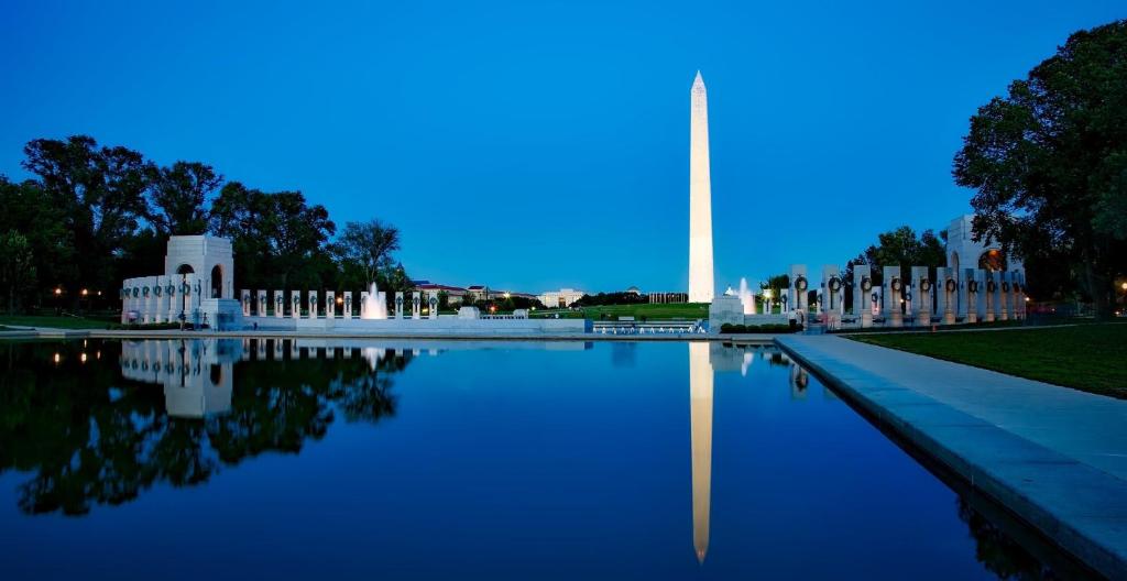 赫恩登Crowne Plaza Dulles Airport, an IHG Hotel的享有夜间的洗衣机纪念碑的景色