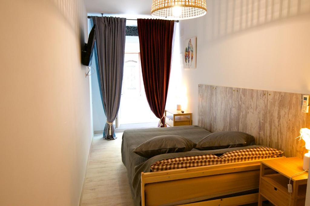 卡尔佩Loft Valentia Tous Calpe的一间卧室设有两张床和窗户。