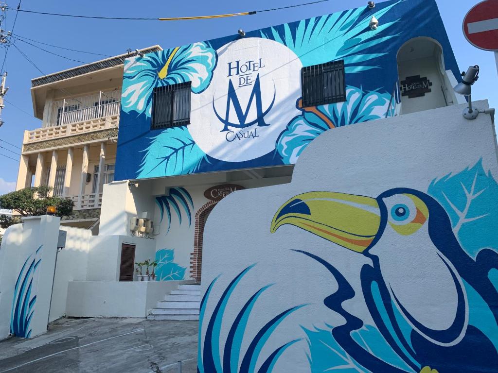 宫古岛Hotel de M的鸟儿在建筑物边的壁画