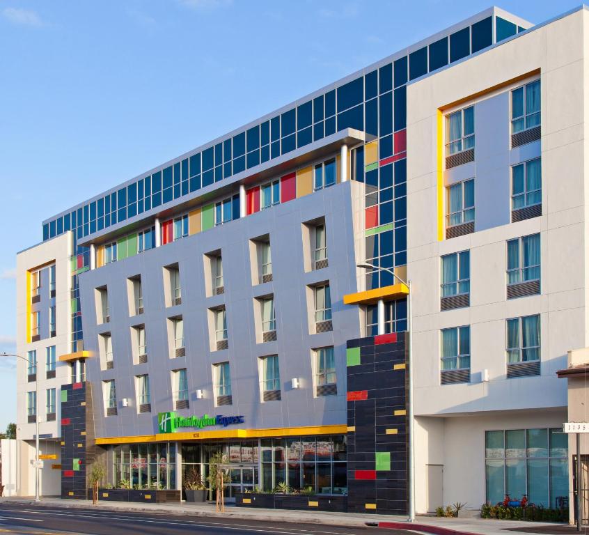 北好莱坞Holiday Inn Express North Hollywood - Burbank Area, an IHG Hotel的城市街道上的酒店 ⁇ 染