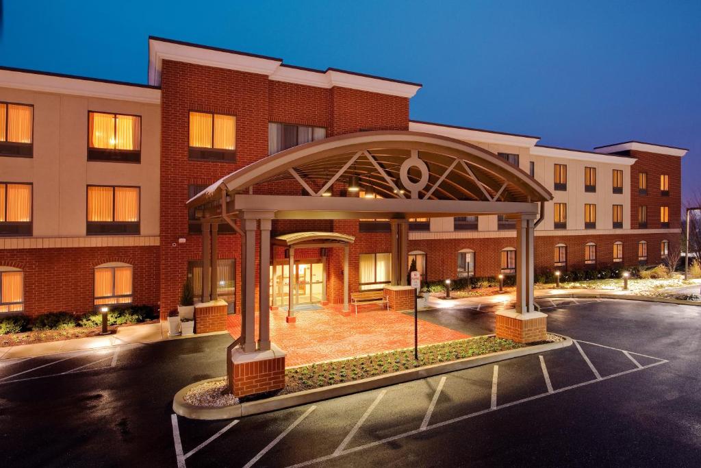 伯利恒Holiday Inn Express Hotel & Suites Bethlehem Airport/Allentown area, an IHG Hotel的停车场内带凉亭的建筑