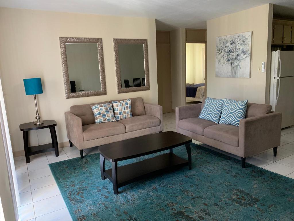 MangilaoCasa De Pedro- Entire Villa的客厅配有两张沙发和一张咖啡桌