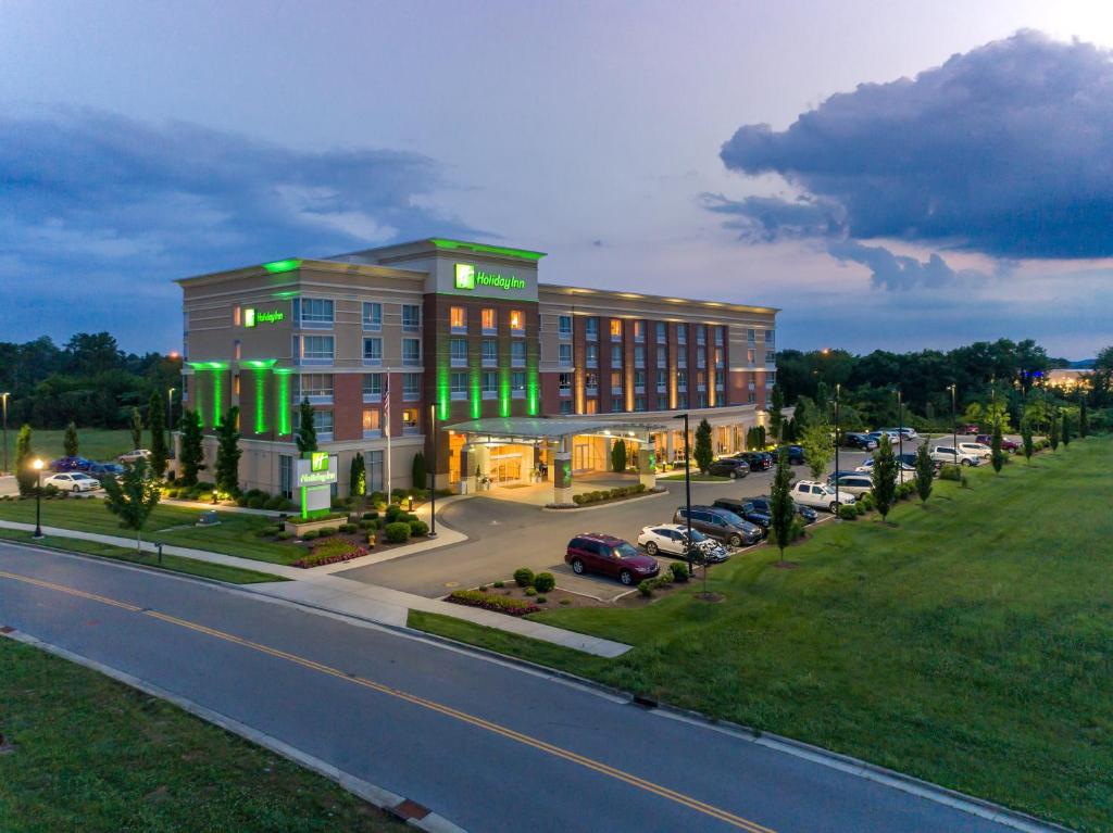 默夫里斯伯勒Holiday Inn Murfreesboro, an IHG Hotel的停车场内绿灯的大建筑