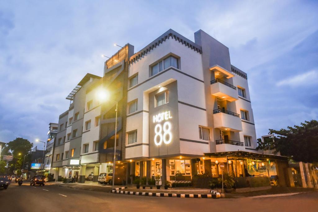 任抹Hotel 88 Jember By WH的一座白色的大建筑,上面有标志