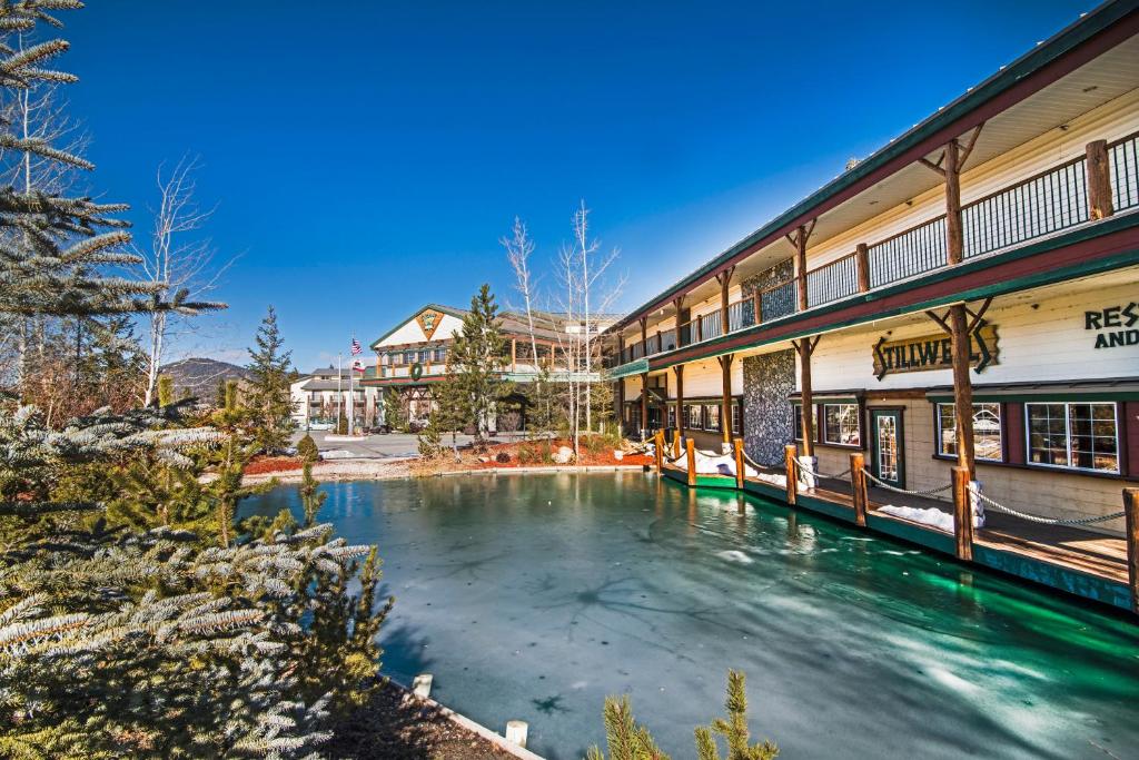 大熊湖大熊湖山林小屋假日酒店&度假村的建筑物前的水体