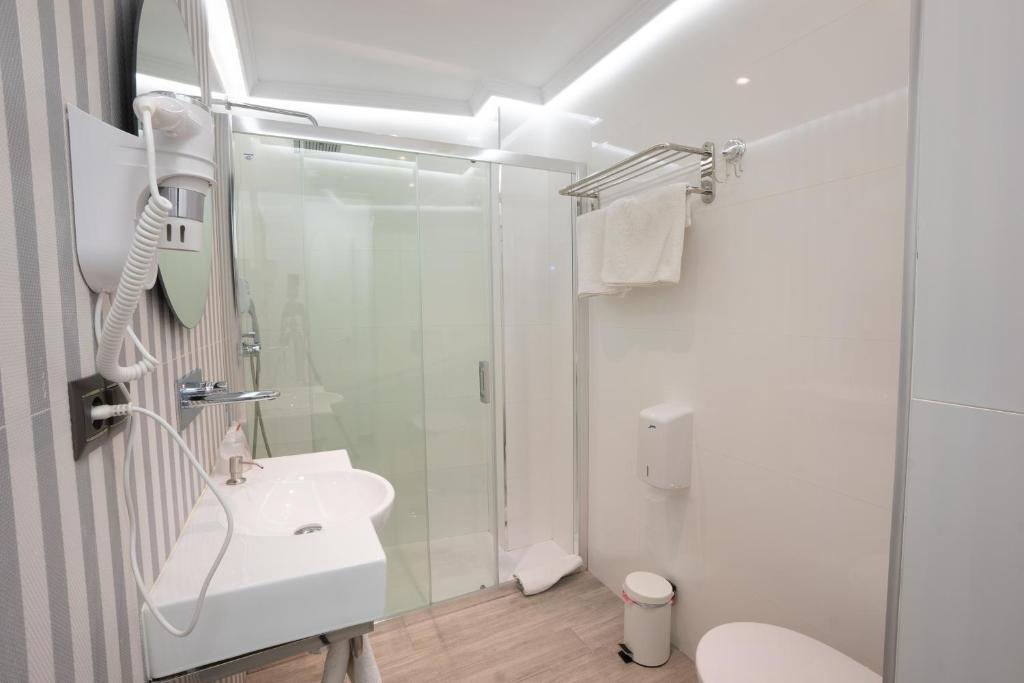 内尔哈阿布里尔公寓的带淋浴和盥洗盆的白色浴室