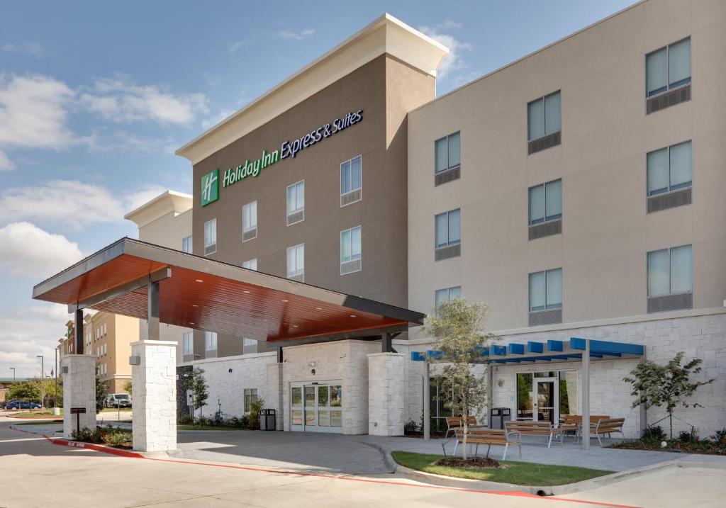 本殖民地Holiday Inn Express & Suites - Plano - The Colony, an IHG Hotel的上面标有标志的酒店大楼