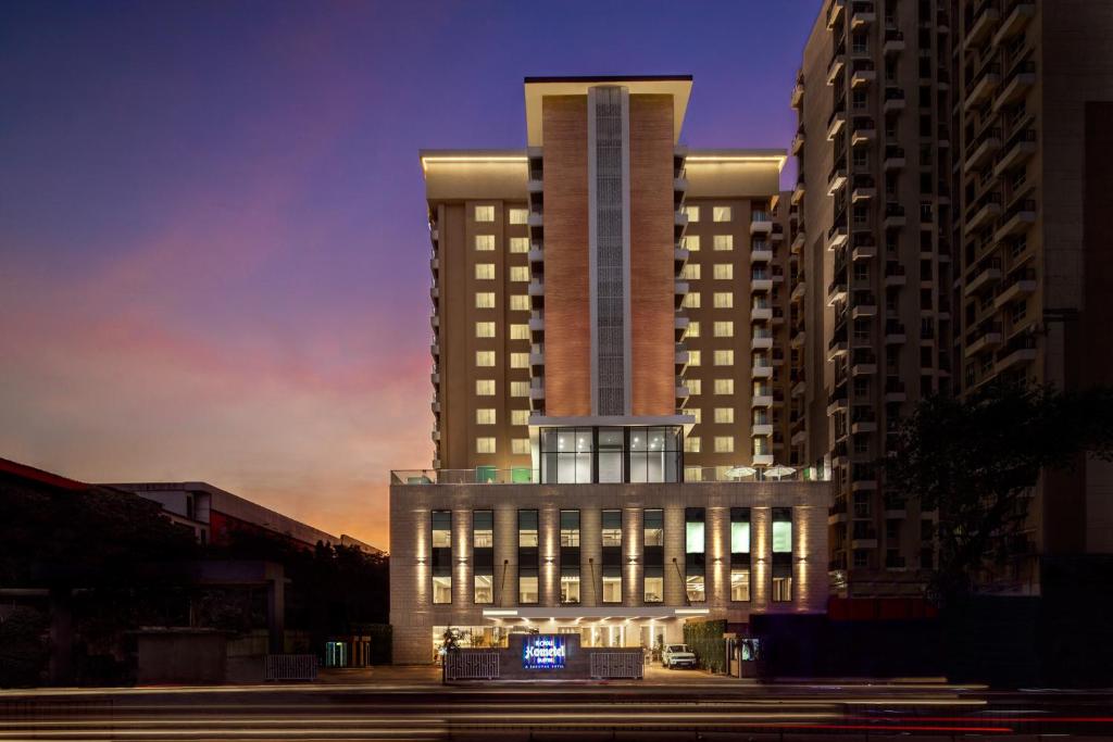 孟买Royal Hometel Suites的前面有灯号的高楼