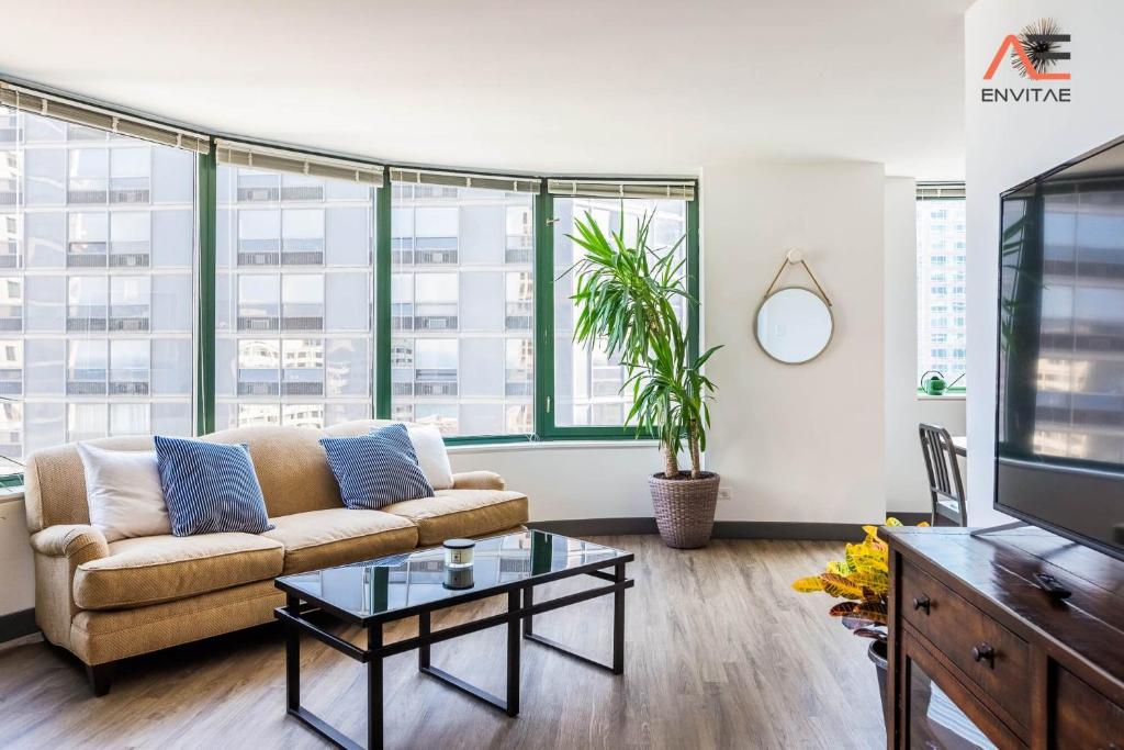 芝加哥ENVITAE 3BR Luxury Corner Loft with Navy Pier Views的带沙发和电视的客厅