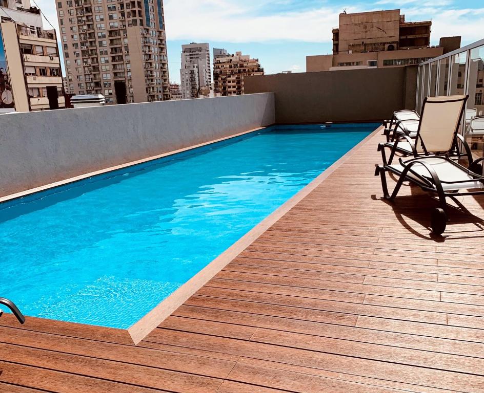 布宜诺斯艾利斯PALERMO Twin的建筑物屋顶上的游泳池