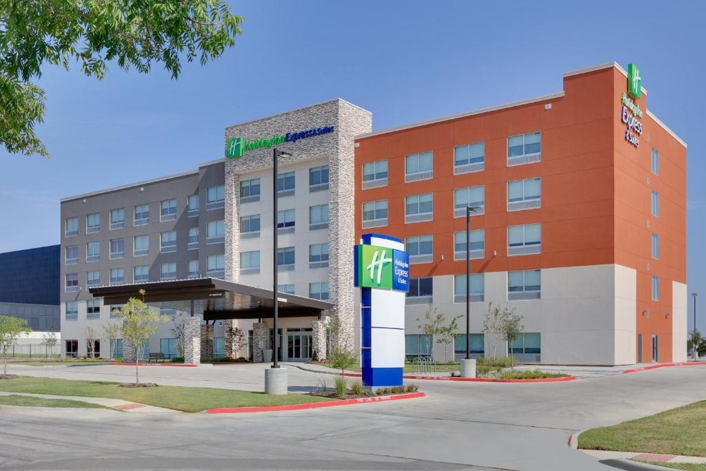 达拉斯Holiday Inn Express & Suites - Dallas NW HWY - Love Field, an IHG Hotel的图象图象由希尔顿酒店制成