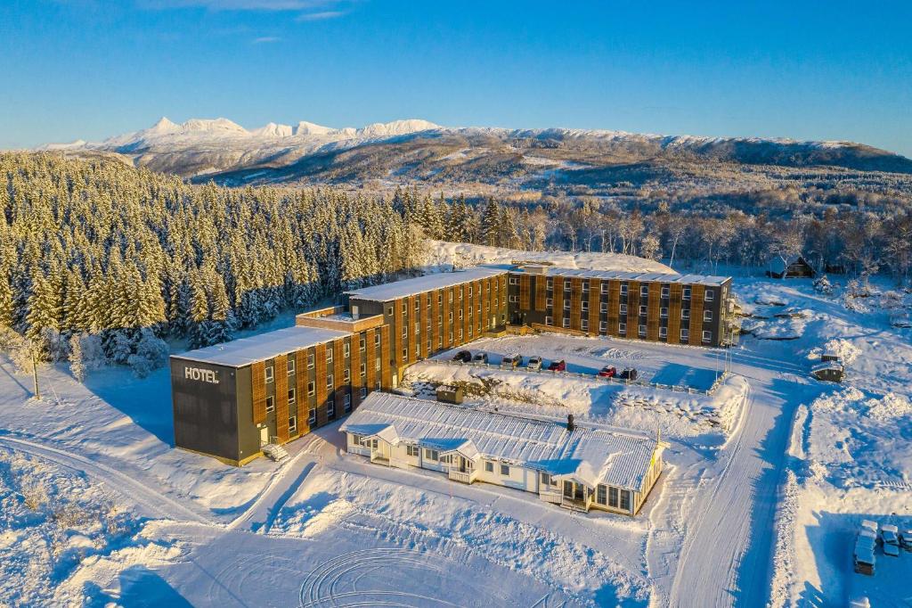 哈尔斯塔Aiden by Best Western Harstad Narvik Airport的雪中酒店空中景观